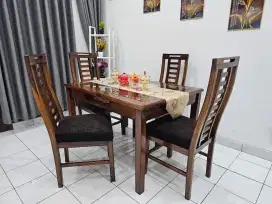 Meja makan bekas pakai