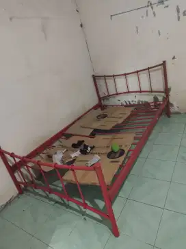 Tempat tidur besi masih bagus warna merah