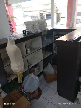 Tempat penitipan barang d toko/kantor