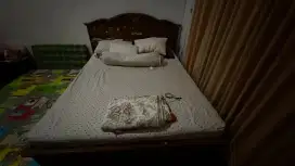 Dipan kasur jati dengan nakas