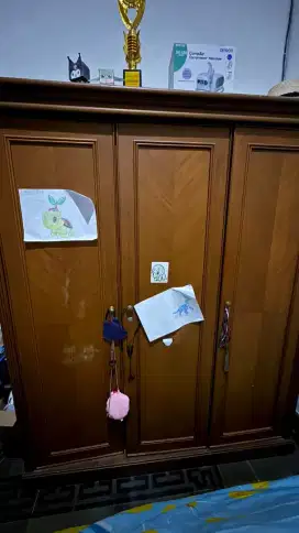 Lemari pakaian jati