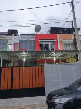 DI JUAL RUMAH 2 LANTAI DI GOLDEN PALM CITRA 5 SUDAH RENOV  LOKASI GOOD