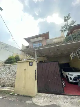 DIJUAL CEPAT RUMAH 2,5 LANTAI FURNISHED KEMANG JAKARTA