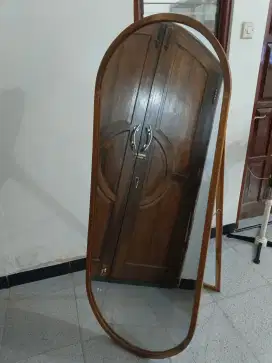 Cermin Oval Full Body Lovise