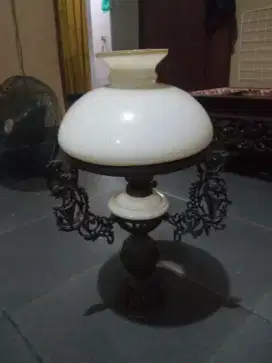 Jual cepat lampu antik. Lampu minyak. Terawat baik. Kondisi bagus