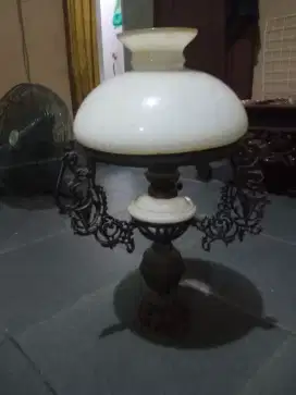 Jual cepat lampu antik. Lampu minyak. Terawat baik. Kondisi bagus