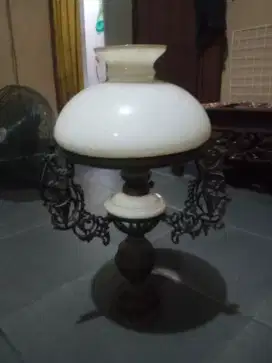 Jual cepat lampu antik. Lampu minyak. Terawat baik. Kondisi bagus