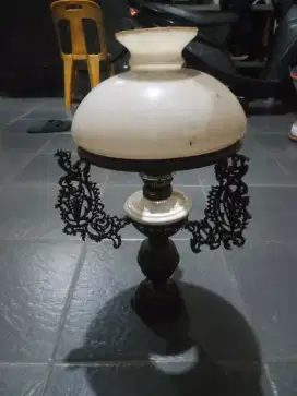 Jual cepat lampu antik. Lampu minyak. Terawat baik. Kondisi bagus