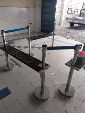 Bangku antrian dengan tiang pembatas dan talinya, bekas milik bank, ok