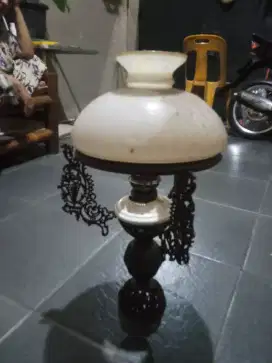 Jual cepat lampu antik. Lampu minyak. Terawat baik. Kondisi bagus