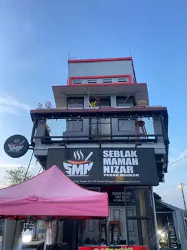 SATU SATUNYA KIOS DI TENGAH PASAR