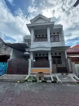 DIJUAL RUMAH 2 LANTAI LOKASI SANGAT STRATEGIS