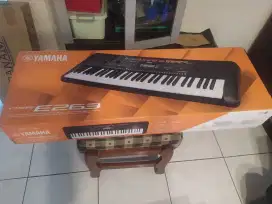 keyboard YAMAHA E263