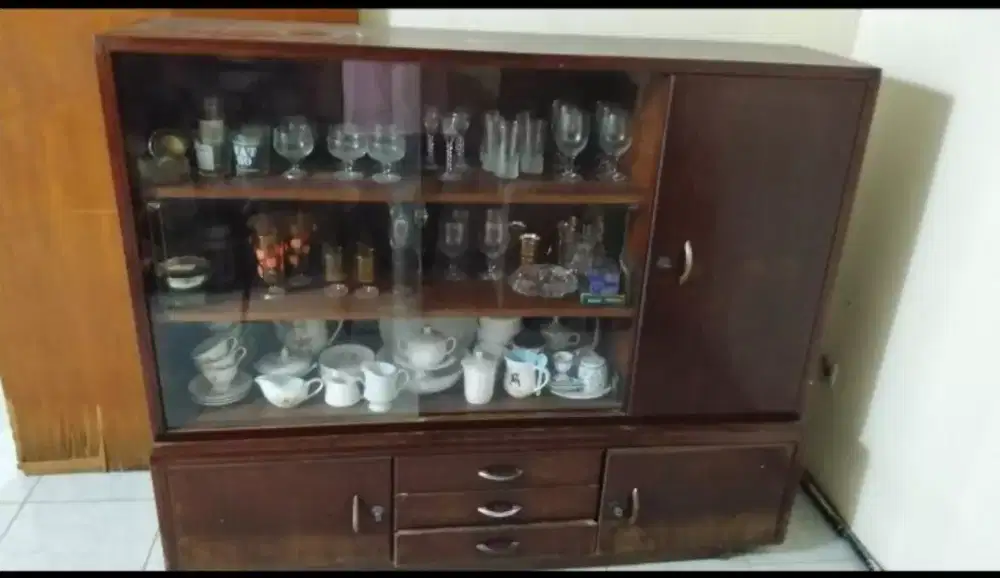 Lemari kaca jati