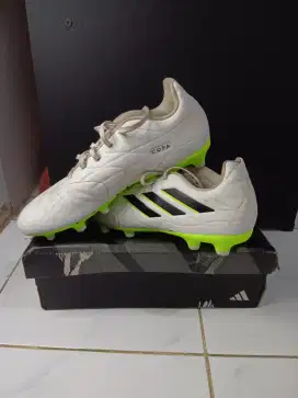 adidas copa pure 3 fg bekas
baru dipakai 4 kali kekecilan ukuran 43⅓