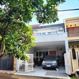 Dijual Rumah 2 Lantai Menarik Dengan Semi Furnished di Pondok Kelapa