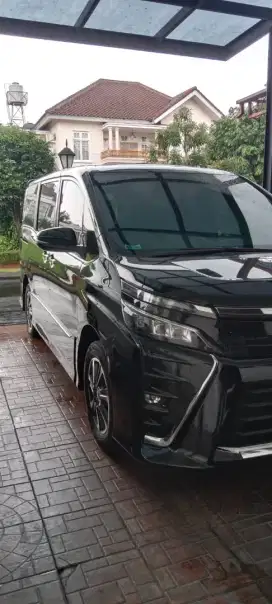 Toyota VOXY 2.0 AT 2019