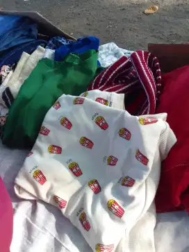 Pakaian bekas masih bagus