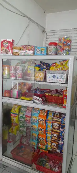 Etalase 2 rak ada gantungan bawah