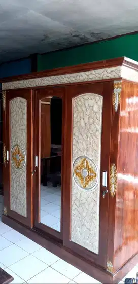 Lemari Kayu Jati Asli – Elegan, Kuat, dan Bernilai Tinggi