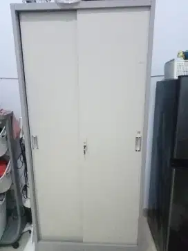 Lemari baju arsip