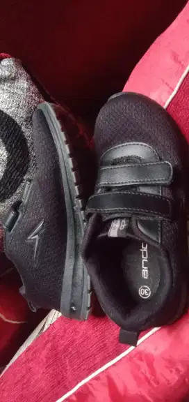 Sepatu sekolah Ando