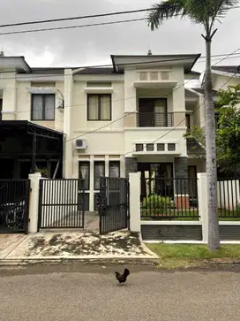 Rumah 2 Lantai Depan Taman di Cluster Aralia, Harapan Indah, Bekasi
