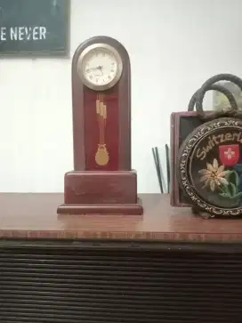 Jam meja bahan kayu