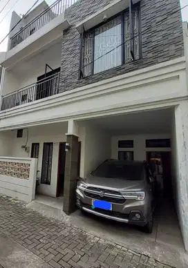 Dijual Rumah 3 Lantai Siap Huni – SHM – Lokasi Strategis!
