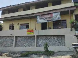 Rumah di Tengah Kota dan Pinggir Jalan Besar