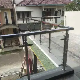 Reling tangga stanlis kaca