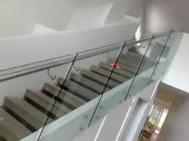 Reling tangga stanlis kaca terbaru