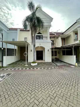 Galaxy Royal dharmahusada jual rumah classic modern terawat siap huni