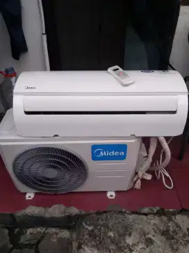 D jual sma pasang ac Midea 1/2 pk r32 ,