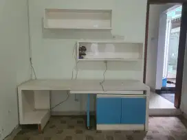 Meja kerja dan rak buku dinding