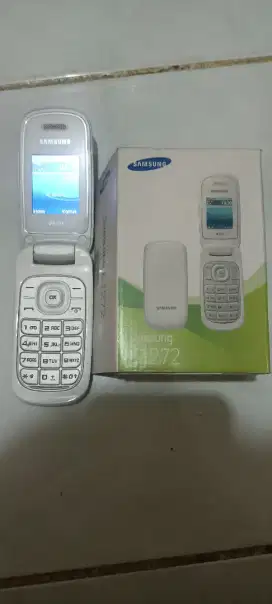 Di jual hp merk Samsung lipat masih ok mulus harga 200 saja minat WA