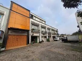 Ruko 3 lantai dijual cepat dan murah lokasi strategis pinggir jln raya