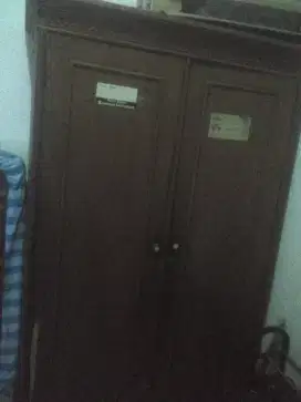 Dijual bekas pakai lemari baju kayu ukuran besar