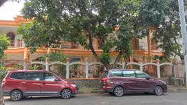 Rumah dengan Halaman Luas Megah di Giri Loka BSD City
