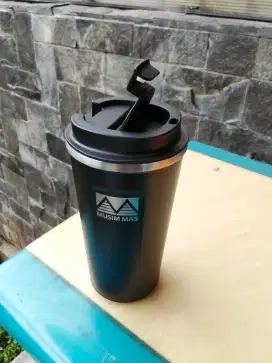 Tumbler hitam seperti gelas besar nego