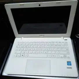 Notebook / Netbook Asus X200 warna putih