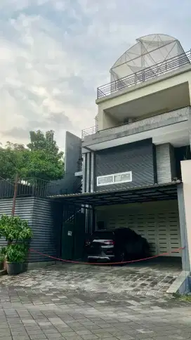 Rumah keren cantik full furnished siap huni di Palm Hill