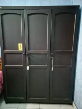 Lemari Kayu Pakaian 3 pintu warna hitam