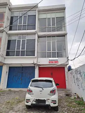 Ruko 3 lantai disewakan murah pinggir jln Raya pondok cabe strategis