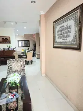 DI JUAL RUMAH 2 LANTAI HOMIE DI PONDOK INDAH TERAWAT LOKASI STRATEGIS