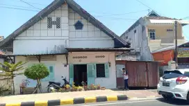 Dijual rumah pribadi dengan bangunan kayu jati asli