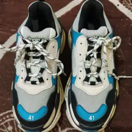 Sepatu balenciaga triple s 41