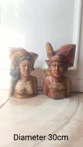 Sepasang patung kayu adat bali