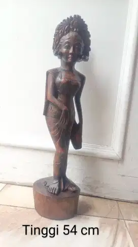 Patung kayu wanita bali