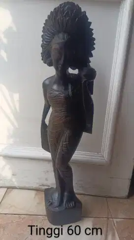 Patung kayu wanita bali